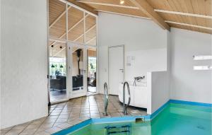 - une salle de bains avec une piscine dans une maison dans l'établissement Amazing Home In Juelsminde With Indoor Swimming Pool, à Sønderby