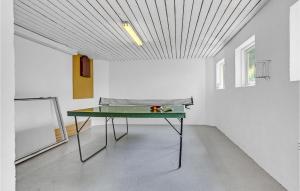 Stolní tenis v ubytování Nice Home In Glesborg With Sauna nebo okolí