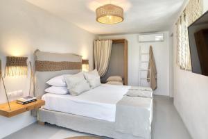 Łóżko lub łóżka w pokoju w obiekcie Amalgam Homes Paros Beachfront Villa