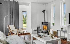 Posezení v ubytování Amazing Home In Egå With Kitchen