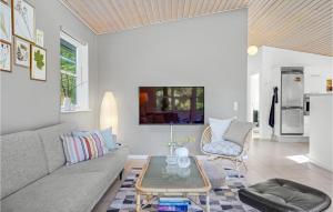 FemmøllerにあるStunning Home In Ebeltoft With 4 Bedrooms, Sauna And Wifiのリビングルーム(ソファ、テーブル付)