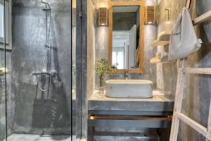 Łazienka w obiekcie Amalgam Homes Paros Beachfront Villa