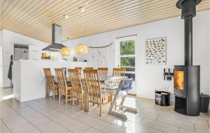 una cucina e una sala da pranzo con tavolo e sedie di 4 Bedroom Awesome Home In Ebeltoft a Femmøller