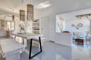 Zdjęcie z galerii obiektu Amalgam Homes Paros Beachfront Villa w mieście Ambelas