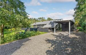 una casa con garage e cortile di 4 Bedroom Awesome Home In Ebeltoft a Femmøller