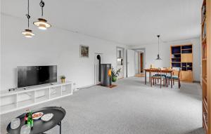 sala de estar con TV y mesa en Pet Friendly Home In Nrre Alslev With Wifi, en Nørre Alslev