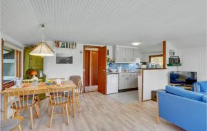 Kuchyň nebo kuchyňský kout v ubytování Awesome Home In Idestrup With Kitchen