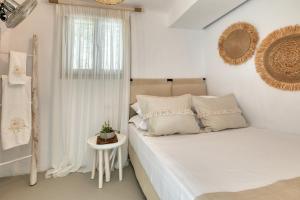 Łóżko lub łóżka w pokoju w obiekcie Amalgam Homes Paros Beachfront Villa