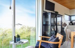 ロンストラップにあるBeautiful Home In Hjrring With House A Panoramic Viewのリビングルーム(椅子、大きな窓付)