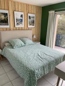 Postel nebo postele na pokoji v ubytování Duplex house with private pool near the sea