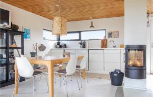 ロンストラップにあるBeautiful Home In Hjrring With House A Panoramic Viewのキッチン(木製テーブル、白い椅子付)