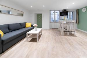 uma sala de estar com um sofá e uma mesa em ※Perrier Menthe※ Hyper-Centre et tranquillité em Clermont-Ferrand