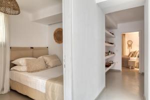 Łóżko lub łóżka w pokoju w obiekcie Amalgam Homes Paros Beachfront Villa