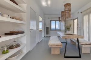 Kuchnia lub aneks kuchenny w obiekcie Amalgam Homes Paros Beachfront Villa