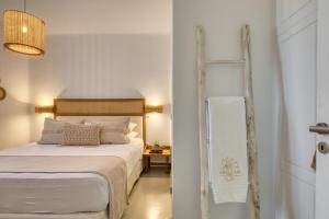 Łóżko lub łóżka w pokoju w obiekcie Amalgam Homes Paros Beachfront Villa