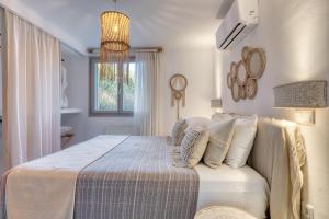 Łóżko lub łóżka w pokoju w obiekcie Amalgam Homes Paros Beachfront Villa