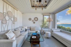 Część wypoczynkowa w obiekcie Amalgam Homes Paros Beachfront Villa