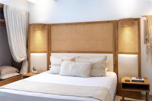 Łóżko lub łóżka w pokoju w obiekcie Amalgam Homes Paros Beachfront Villa