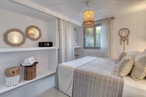 Łóżko lub łóżka w pokoju w obiekcie Amalgam Homes Paros Beachfront Villa