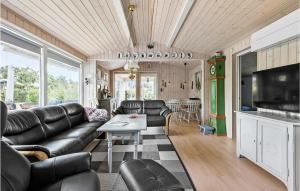 - un salon avec un canapé et une table dans l'établissement 2 Bedroom Gorgeous Home In Vordingborg, à Lundby
