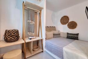 Łóżko lub łóżka w pokoju w obiekcie Amalgam Homes Paros Beachfront Villa