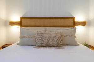 Łóżko lub łóżka w pokoju w obiekcie Amalgam Homes Paros Beachfront Villa
