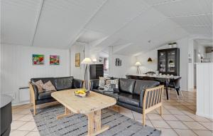 sala de estar con sofá y mesa en Stunning Home In Blvand With Wifi, en Blåvand