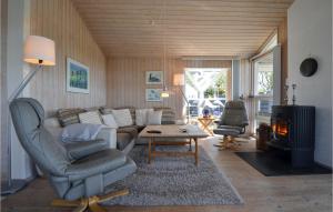 エーベルトフトにある4 Bedroom Beach Front Home In Ebeltoftのリビングルーム(ソファ、テーブル付)