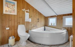 Koupelna v ubytování Holiday Home Røllikevej Knebel Iv