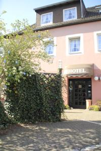 a building with a hedge in front of a hotel at Hotel Matheisen in Cologne