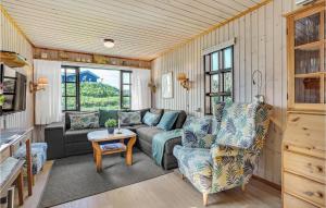 un soggiorno con divano e tavolo di Stunning Home In Fan With Wifi a Fanø