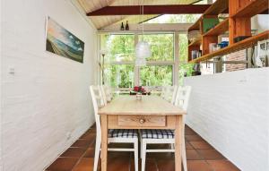 una sala da pranzo con tavolo e sedie in legno di 3 Bedroom Awesome Home In Fan a Fanø