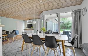 ein Esszimmer und eine Küche mit einem Tisch und Stühlen in der Unterkunft Lovely Home In Ebeltoft With Kitchen in Ebeltoft