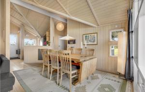 EskebjergにあるNice Home In Fllenslev With 3 Bedrooms And Wifiのダイニングルーム、キッチン(木製テーブル、椅子付)