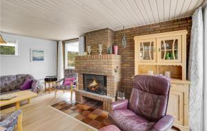 sala de estar con chimenea y sofá en Cozy Home In Rm With Kitchen, en Tagholm
