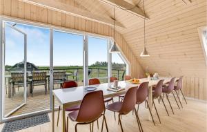 Un balcon sau o terasă la Four-Bedroom Holiday Home In Skjern +18 fotografii