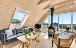 Un televizor și/sau centru de divertisment la Four-Bedroom Holiday Home In Skjern