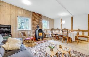 een woonkamer met een bank en een houtkachel bij Gorgeous Home In Rm With Wifi in Rømø Kirkeby