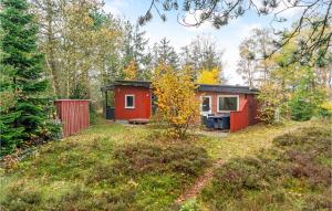 een klein huisje midden in een veld bij Gorgeous Home In Rm With Wifi in Rømø Kirkeby