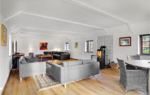 Sala de estar con 2 sofás y mesa en Beautiful Home In Nykbing Sj With Kitchen, en Nykøbing Sjælland