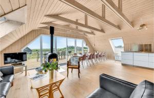 O zonă de relaxare la Four-Bedroom Holiday Home In Skjern