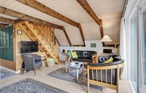 una sala de estar con muebles de cuero y techos de madera. en Lovely Home In Rømø With Kitchen, en Tagholm