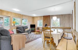 een woonkamer met een bank en een tafel bij Gorgeous Home In Rm With Wifi in Rømø Kirkeby
