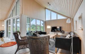 uma sala de estar com um sofá e cadeiras em Stunning Home In Hvide Sande With House A Panoramic View em Havrvig