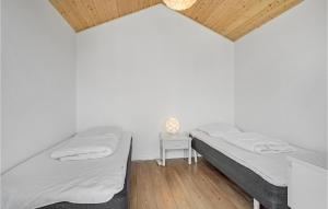 Un pat sau paturi într-o cameră la 2 Bedroom Amazing Home In Otterup