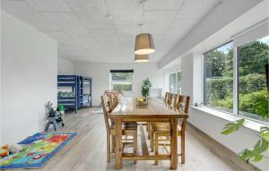 比倫德的住宿－Nice Home In Billund With Kitchen，一间带木桌和椅子的用餐室