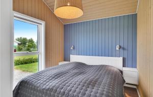 ein Schlafzimmer mit einem großen Bett und einem Fenster in der Unterkunft 3 Bedroom Nice Home In Faaborg in Fåborg