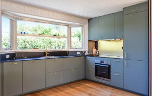 Kuchyň nebo kuchyňský kout v ubytování Awesome Home In Skibby With 3 Bedrooms, Sauna And Wifi
