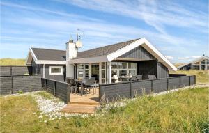 Bjerregård的住宿－Stunning Home In Hvide Sande With Wifi，海滩上带木甲板的房子