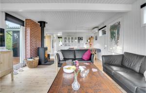 Posezení v ubytování Stunning Home In Assens With Kitchen